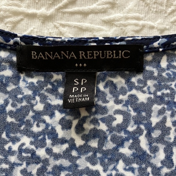 Banana Republic short sleeved faux wrap dress in blue navy black gray and white - Picture 13 of 15